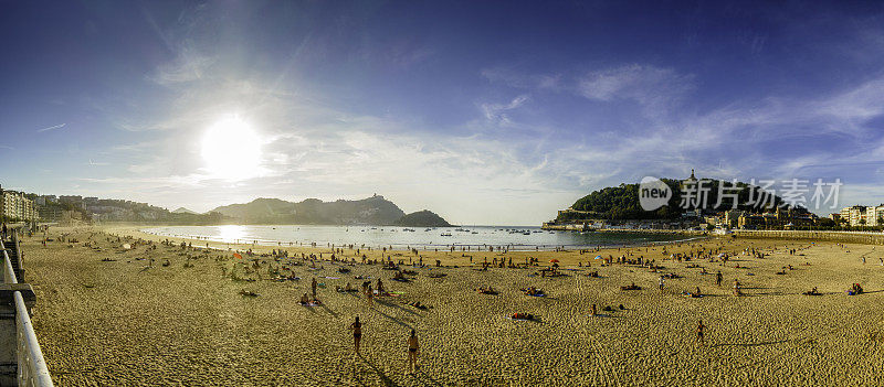 全景的一大群人享受在Playa de La Concha，圣塞巴斯蒂安，多诺斯蒂亚，巴斯克国家，西班牙